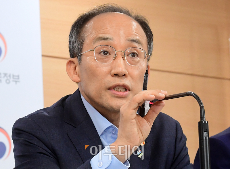 ▲추경호 경제부총리 겸 기획재정부 장관이 16일 정부서울청사에서 '새정부 경제정책방향'을 브리핑하고 있다. (고이란 기자 photoeran@)