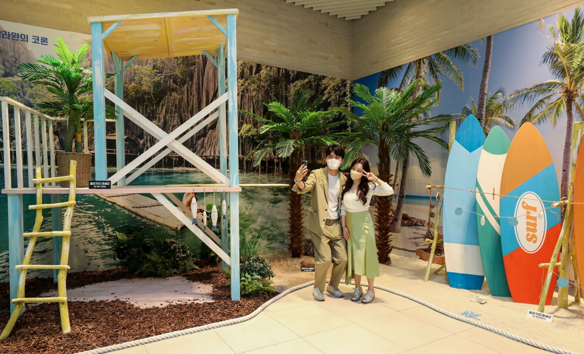▲16일 오전 서울 영등포구 더현대 서울 지하 1층 행사장에 마련된 필리핀 여행 체험공간에서 고객들이 기념 사진을 찍고 있다. (사진제공=현대백화점)