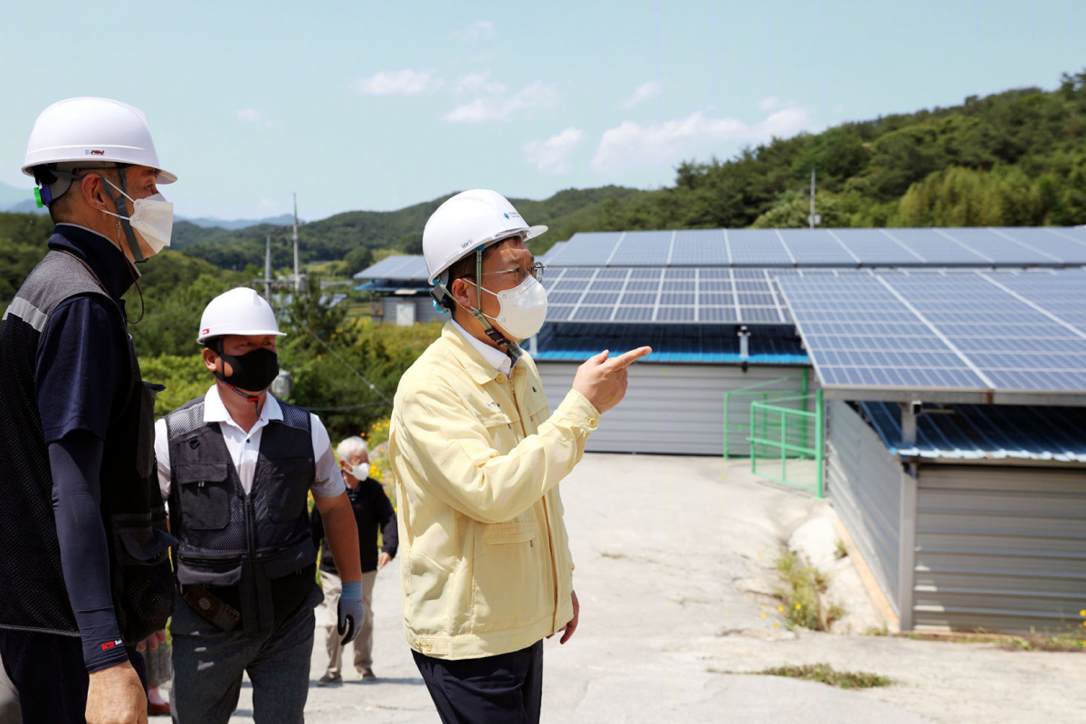 ▲이상훈 한국에너지공단 이사장(오른쪽 첫번째) 등이 16일 경남 사천시에 있는 태양광 발전소에서 산지태양광 발전설비 안전예방을 위해 발전설비를 점검하고 있다. (사진제공=한국에너지공단)