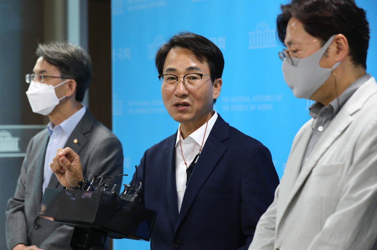 ▲국회 과학기술정보방송통신위원회 소속 더불어민주당 이원욱 의원이 16일 국회 소통관에서 윤석열 정부와 국민의힘의 한상혁 방송통신위원장 사퇴 종용 규탄 기자회견을 한 뒤 취재진 질문에 답하고 있다. (국회사진기자단)