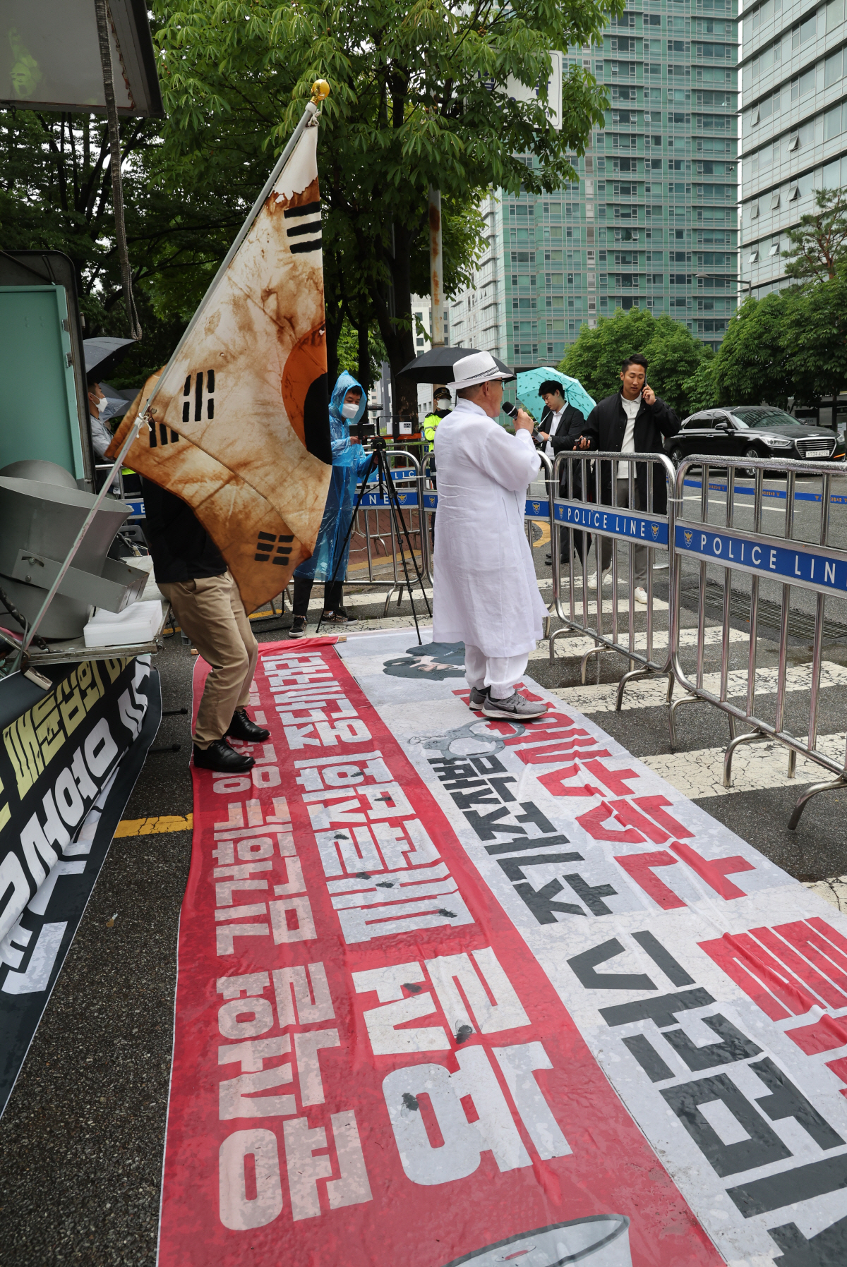 ▲(연합뉴스) 진보성향 유튜브 채널 ‘서울의소리’ 관계자들이 15일 오전 서초동 윤석열 대통령 자택 건너편 인도에서 시위를 하고 있다.
