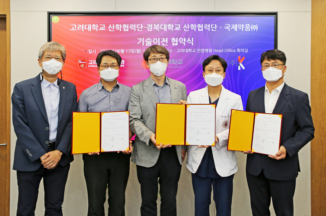 ▲고려대 산학협력단과 경북대 산학협력단은 지난 13일 국제약품과 심혈관질환 치료용 항혈소판제 기술이전 협약을 체결했다. 사진 왼쪽부터 순서대로 조석주 고려대 산학협력단장, 정종화 경북대 약학대학 교수, 김충호 고려대 생명과학대 교수, 홍순준 고려대 의과대학 교수, 김영관 국제약품 전무. (사진=고려대학교의료원 제공)