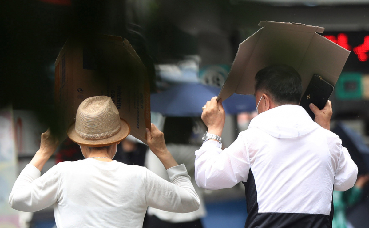 ▲서울 중구 명동거리에서 시민들이 소나기를 피하고 있다. (뉴시스)