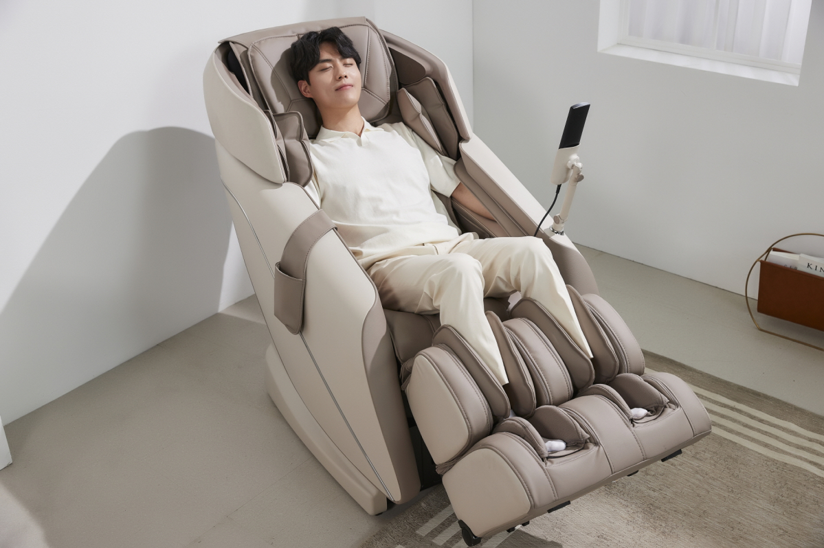 ▲LG전자 모델이 신제품 안마의자를 체험하고 있다. (제공=LG전자)