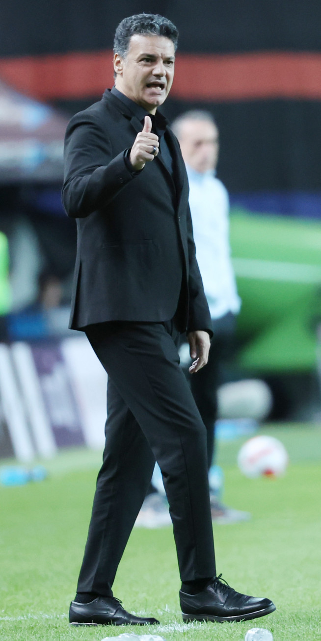 ▲선수들 격려하는 이집트 이합 갈랄 감독 (연합뉴스)