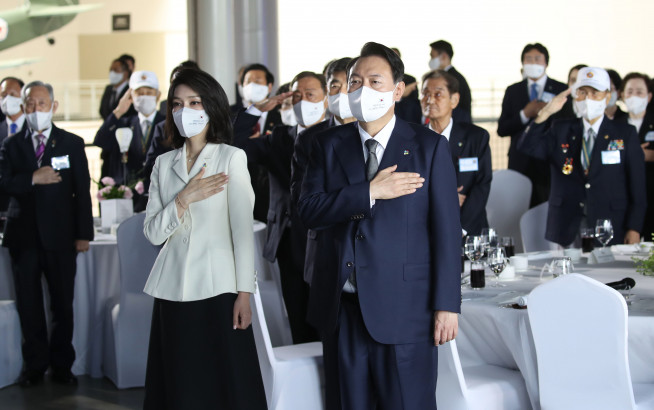 ▲윤석열 대통령과 김건희 여사가 17일 서울 용산구 전쟁기념관에서 열린  국가유공자ㆍ보훈가족 초청 오찬에서 국기에 경례를 하고 있다.  (연합뉴스)