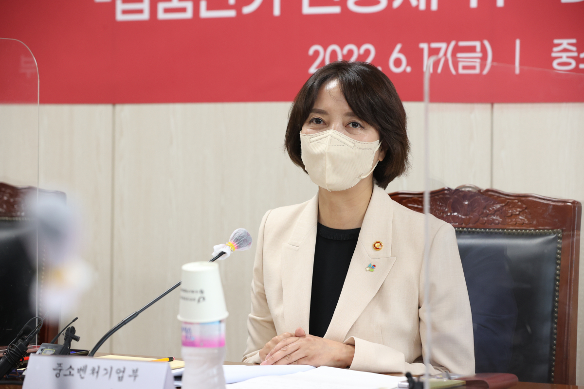 ▲이영 중소벤처기업부 장관이 17일 서울 중구 동반성장위원회에서 열린 ‘납품단가 연동제 TF 대·중소기업 회의’에서 모두발언을 하고 있다. (사진제공=중소벤처기업부)