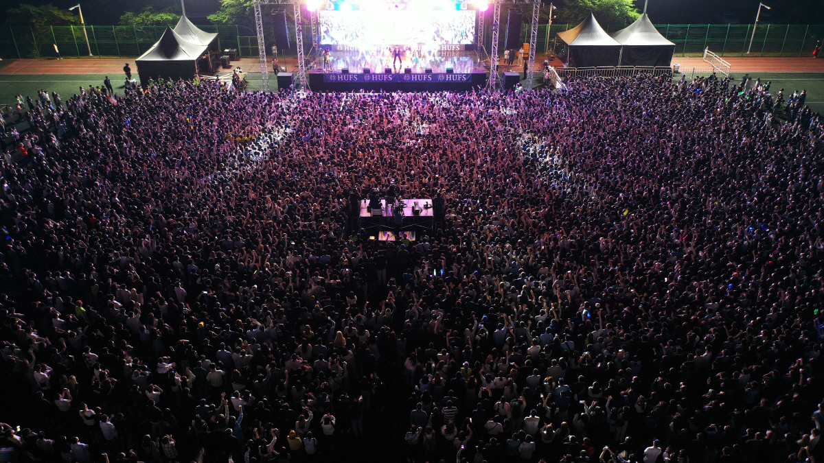 ▲지난달 19일 경기 용인시 한국외국어대학교 글로벌캠퍼스에서 가수 싸이가 공연을 하고 있다. (뉴시스)