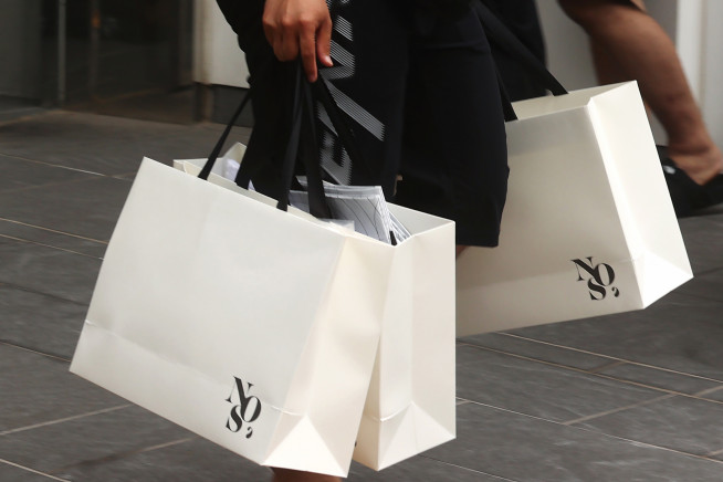 ▲17일 서울 강남구 케이스스터디 분더 청담에서 열린 축구선수 손흥민의 패션 브랜드 'NOS7' 팝업스토어를 방문한 시민이 제품을 구매한 뒤 나서고 있다.  (연합뉴스)