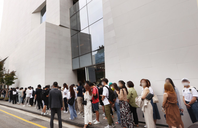 ▲17일 서울 강남구 케이스스터디 분더 청담에서 열린 축구선수 손흥민의 패션 브랜드 'NOS7' 팝업스토어를 찾은 고객들이 입장을 기다리고 있다.  (연합뉴스)
