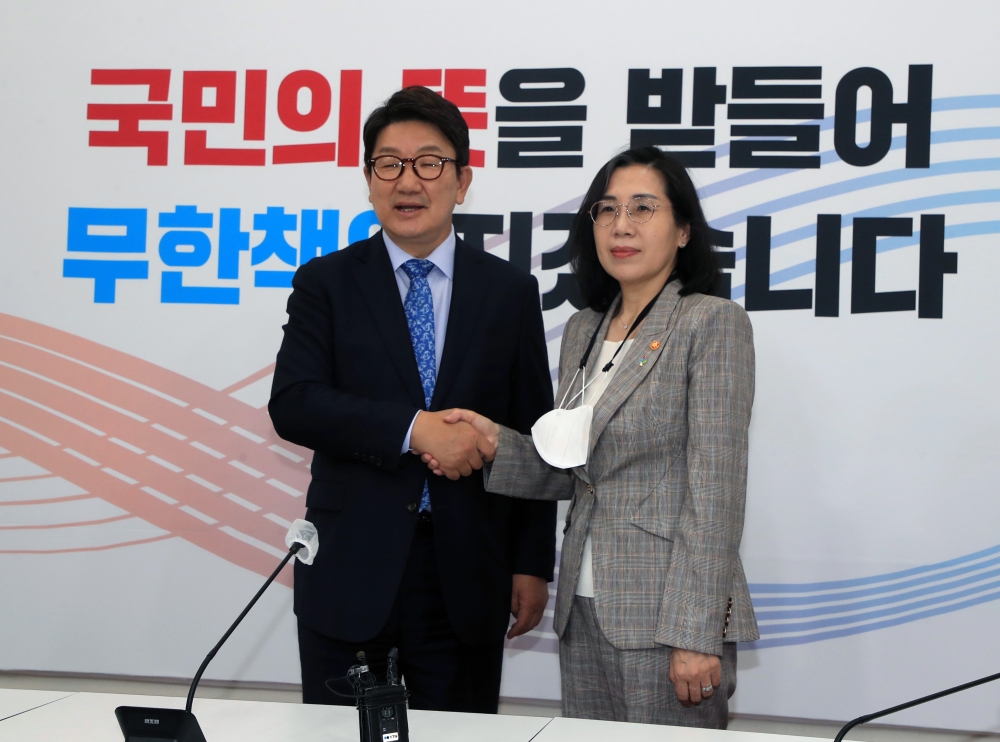 ▲권성동 국민의힘 원내대표(왼쪽)가 16일 서울 여의도 국회에서 김현숙 여성가족부 장관의 예방을 받고 있다. (신태현 기자 holjjak@)