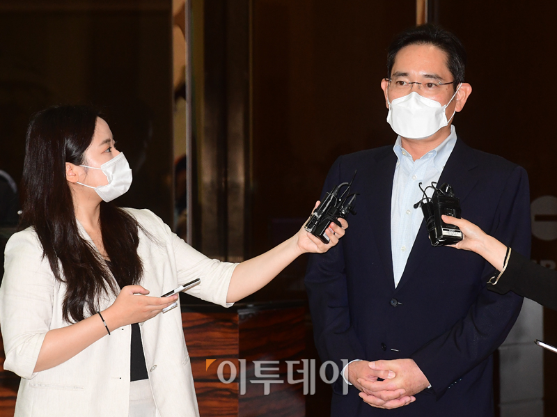 ▲이재용 삼성전자 부회장이 12일간의 유럽 출장일정을 마치고 18일 오전 9시 40분께 서울김포비즈니스항공센터(SGBAC)를 통해 귀국했다. (고이란 기자 photoeran@)