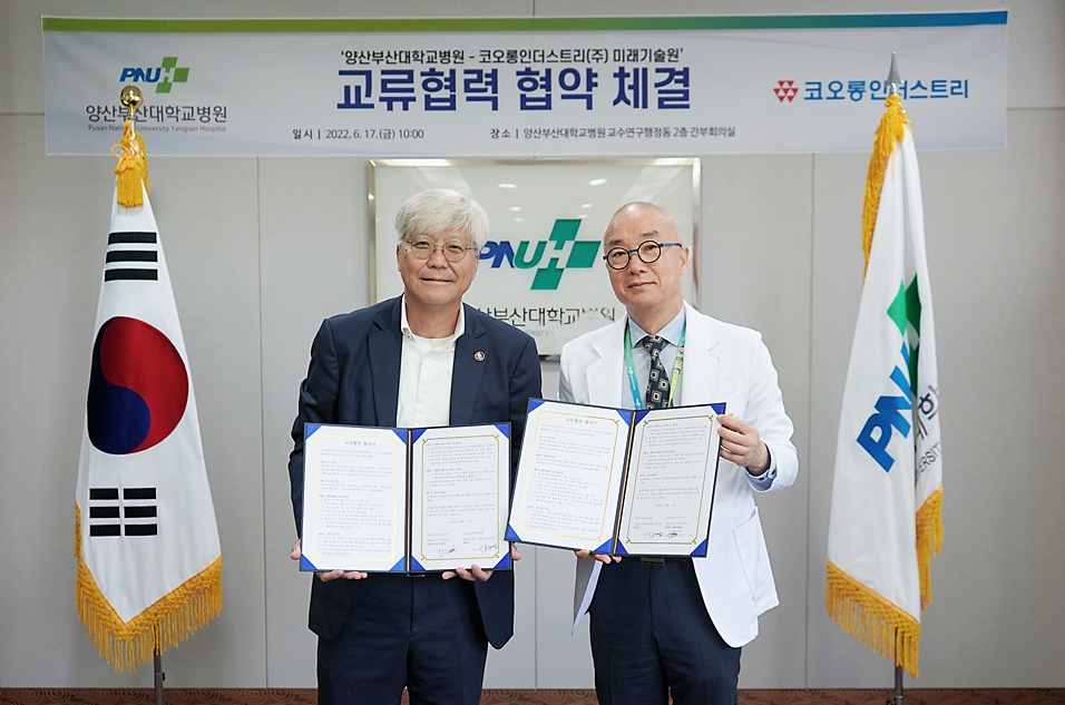 ▲한성수 코오롱인더스트리 미래기술원장(좌측)과 김건일 양산부산대병원장(우측)이 유전자치료제 개발을 위한 MOU를 체결하고 있다. (사진제공=코오롱인더스트리)