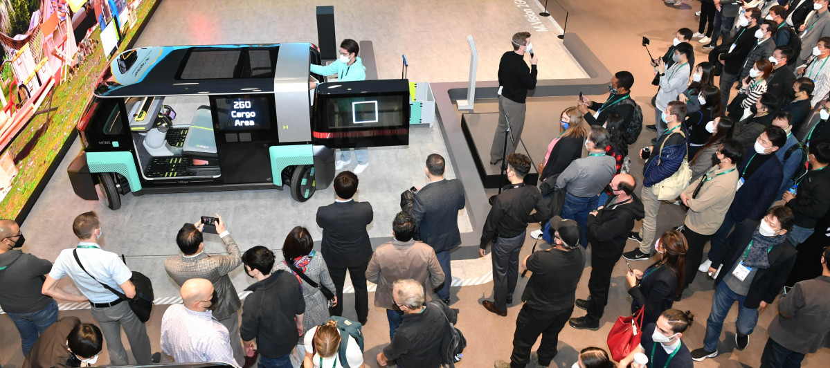 ▲CES 2022에서 현대모비스 전시장을 찾은 관람객들이 수소연료전지 파워팩을 갖춘 미래 도심형 딜리버리 콘셉트 ‘엠비전2GO’를 둘러보고 있다.  (사진제공=현대모비스)