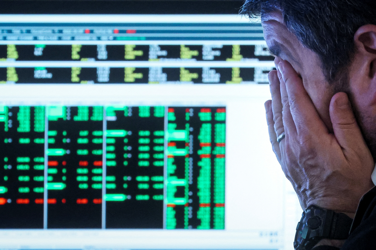 ▲미국 뉴욕증권거래소(NYSE)에서 15일 트레이더가 얼굴을 감싸고 있다. 뉴욕/로이터연합뉴스