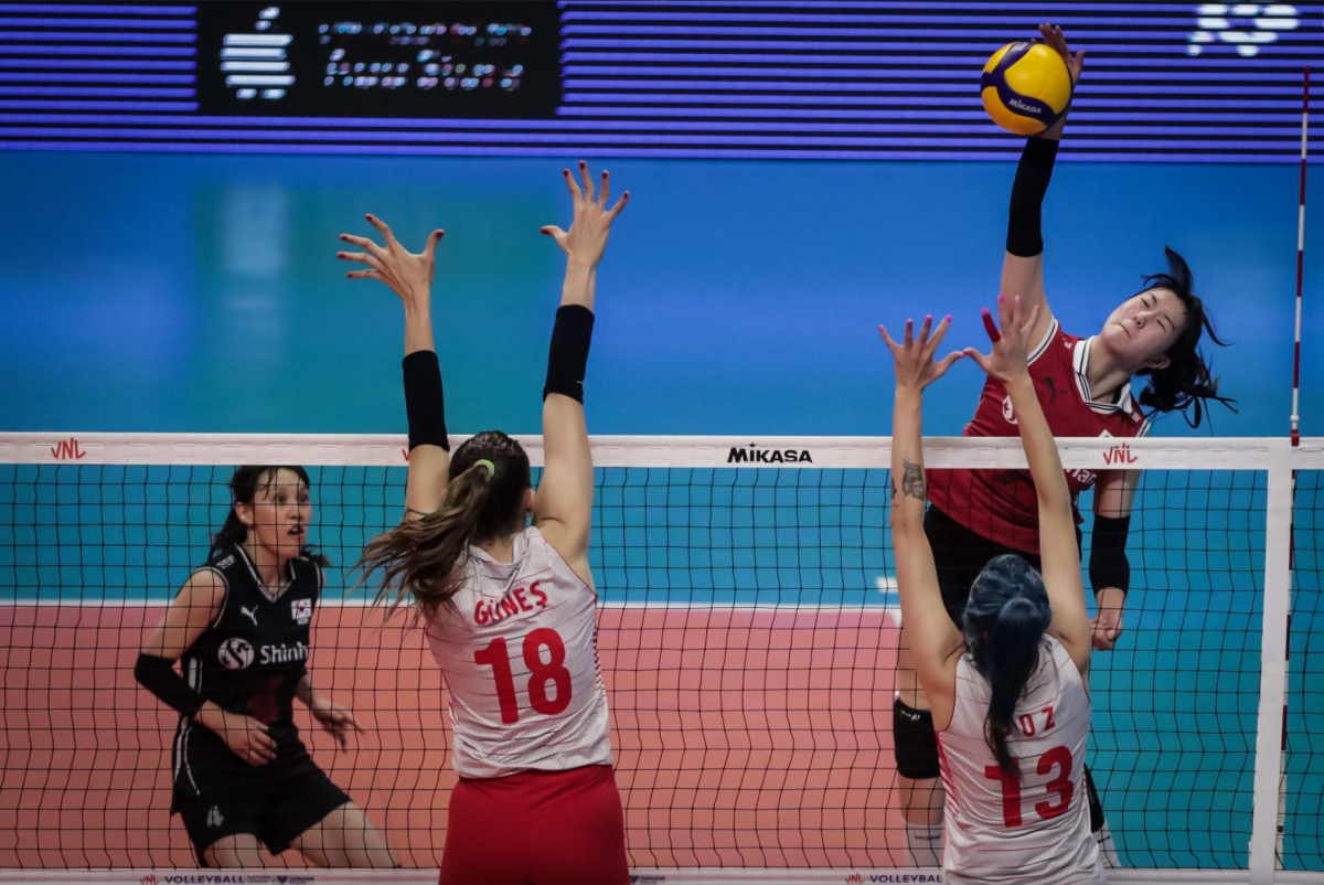 ▲여자배구대표팀 강소휘(오른쪽)의 강타(FIVB 홈페이지 캡처/연합뉴스)