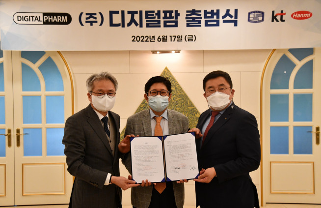 ▲한미약품과 KT가 DTx(디지털치료기기) 및 전자약 전문기업 ‘디지털팜’에 합작 투자를 단행하고 본격적인 사업화에 나선다. 우종수(왼쪽부터) 한미약품 대표이사 사장과 김대진 디지털팜 대표, 송재호 KT AI/DX융합사업부문장(부사장). (사진제공=한미약품)