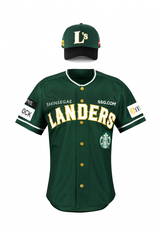 ▲SSG닷컴이 20일 정오부터 독점 판매하는 스타벅스 한정판 '랜더스벅' 유니폼(사진제공=SSG닷컴)