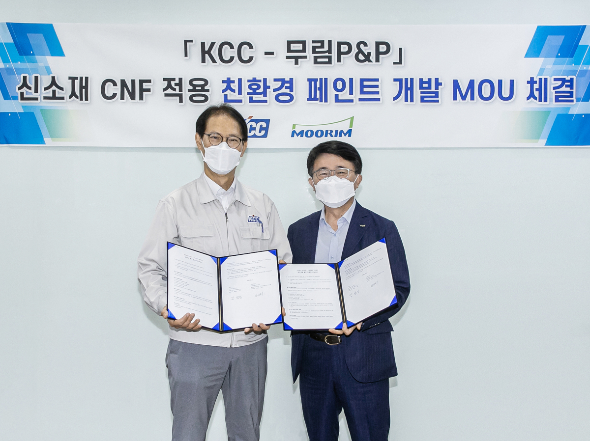▲김범성 KCC 중앙연구소장 전무(왼쪽), 임영기 무림P&P 연구소장 이사(오른쪽)가 KCC 중앙연구소에서 MOU 체결 후 사진을 찍고 있다. (사진제공=KCC)