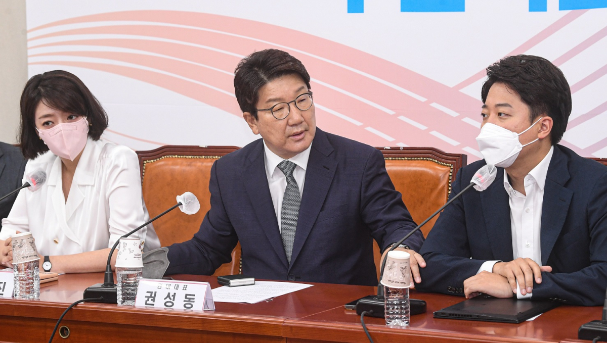 ▲<YONHAP PHOTO-2377> 갈등 조정하는 권성동 원내대표    (서울=연합뉴스) 백승렬 기자 = 국민의힘 이준석 대표와 배현진 최고위원이 20일 서울 여의도 국회에서 열린 최고위원 회의에서 비공개회의 현안 논의 문제를 놓고 논쟁을 벌이자 권성동 원내대표가 자제를 요청하고 있다. 2022.6.20 [국회사진기자단]    srbaek@yna.co.kr/2022-06-20 09:59:23/<저작권자 ⓒ 1980-2022 ㈜연합뉴스. 무단 전재 재배포 금지.>