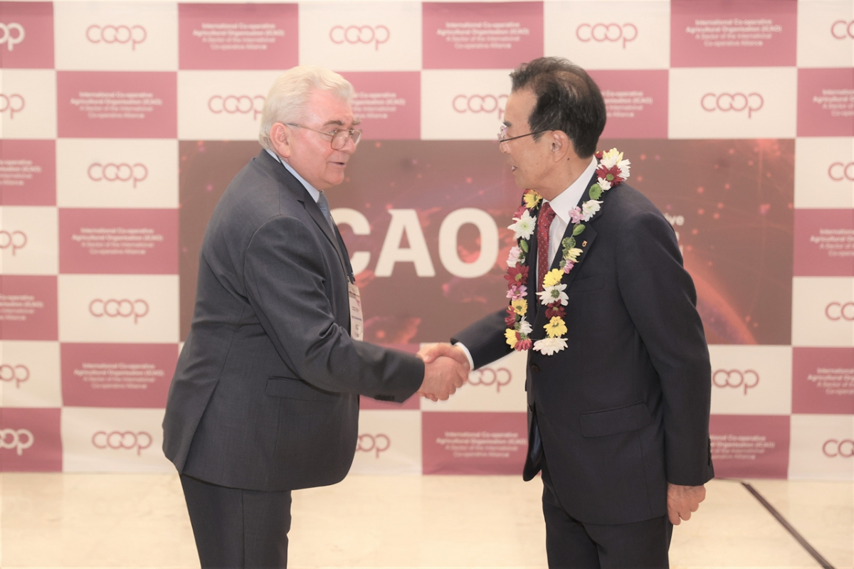 ▲이성희 농협중앙회장(오른쪽)이 17일(현지시간) 스페인 세비야에서 열린 '국제협동조합농업기구(ICAO)' 총회에서 신임 회장으로 당선된 후 폴란드 협동조합협의회 그로츠키 회장과 인사를 나누고 있다. (사진제공=농협중앙회)