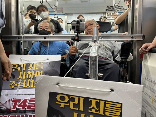 ▲하차 시위를 벌이고 있는 전장연 회원들(연합뉴스)
