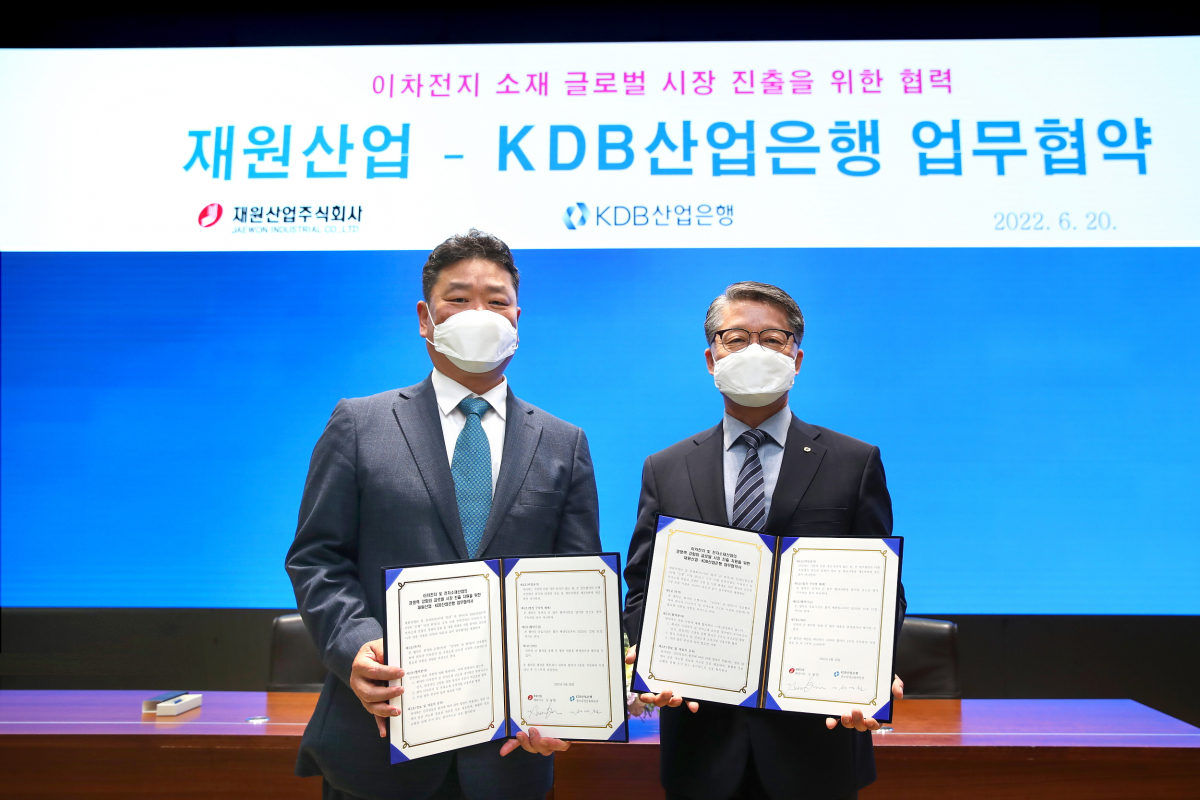 ▲(왼쪽부터) 재원산업 심재원 대표이사, 산업은행 중소중견금융부문 정병철 부행장. (사진제공=산업은행)