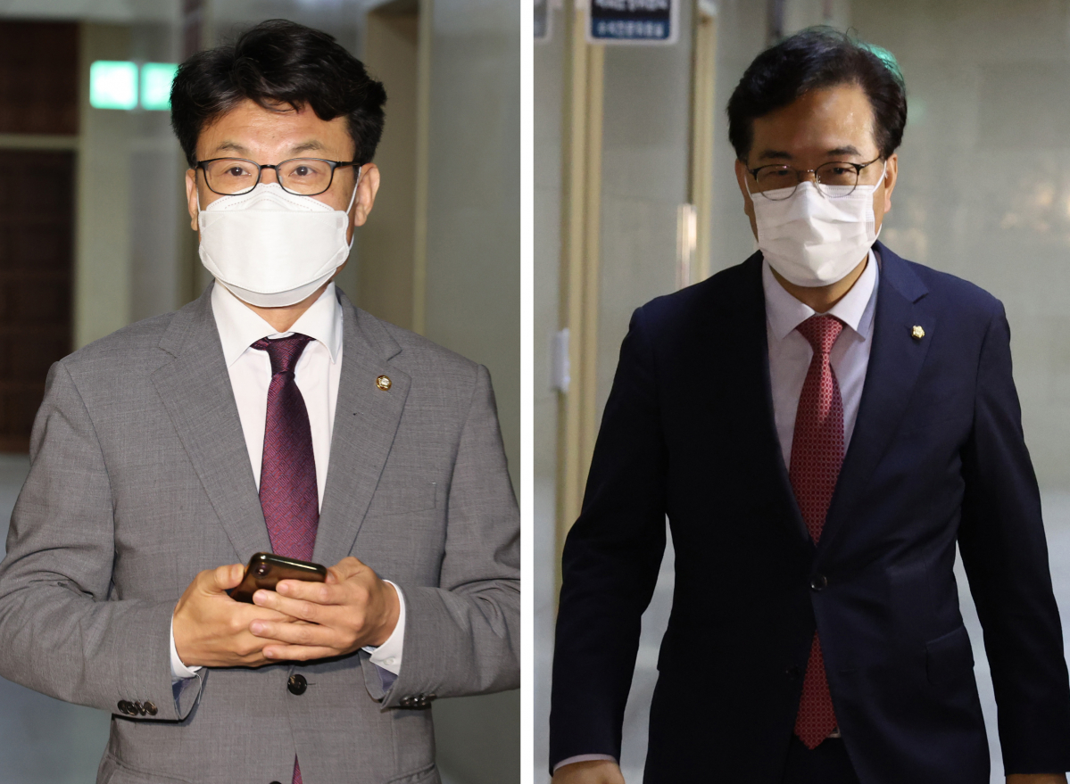 ▲[서울=뉴시스] 전진환 기자 = 송언석(오른쪽) 국민의힘 원내수석부대표와 진성준 더불어민주당 원내수석부대표가 20일 오후 국회 원구성협상을 위해 본관 운영위원장실로 들어가고 있다.  (공동취재사진) 2022.06.20.  photo@newsis.com