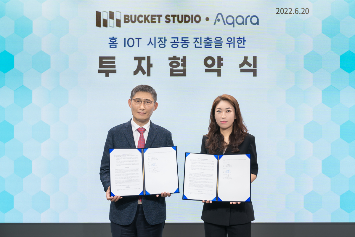 ▲아카라코리아 김현철 대표이사(좌), 버킷스튜디오 강지연 대표이사(우)가
20일 버킷스튜디오 사옥에서 투자협약식을 체결했다. (사진제공=버킷스튜디오)