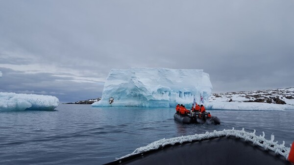 ▲극지연구소 연구원이 북극을 탐사하고 있다.(기사와 관련 없는 사진) (사진제공=극지연구소)