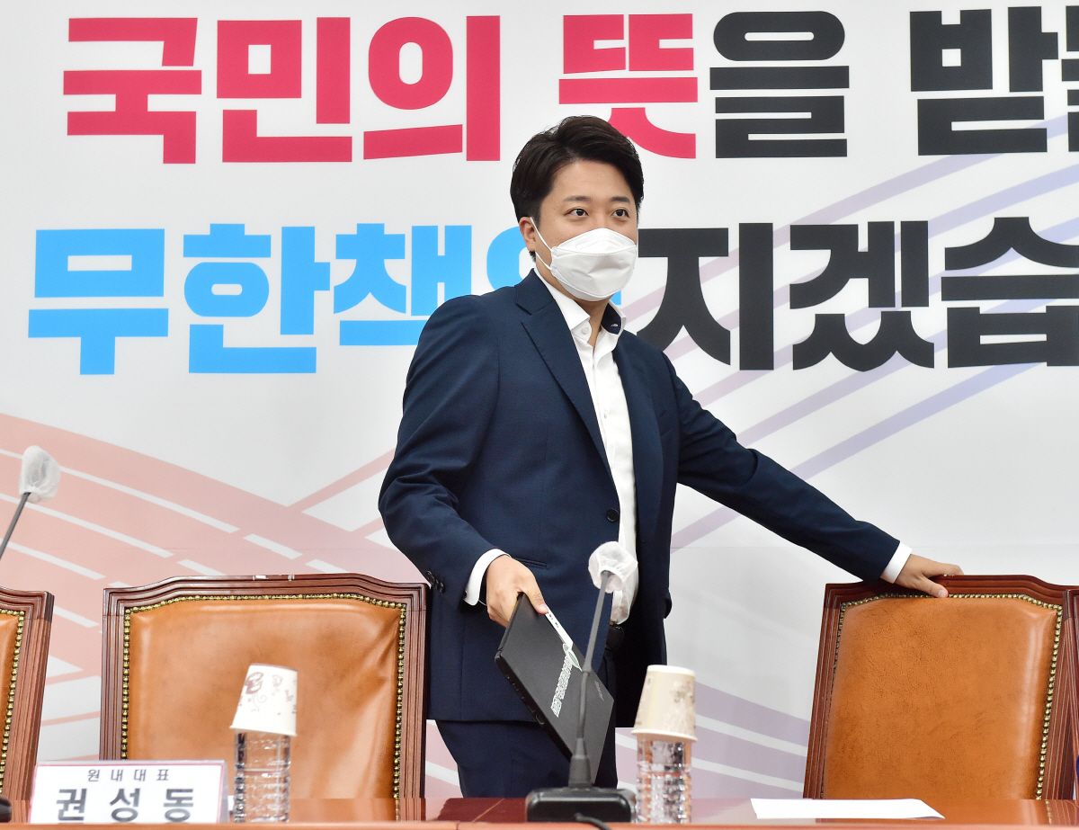 ▲(연합뉴스) 이준석 국민의힘 대표가 20일 국회에서 열린 최고위원회의에 참석하고 있다.