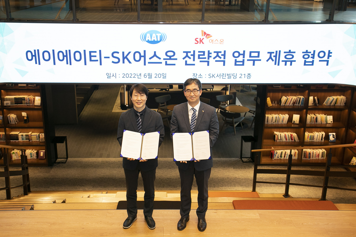 ▲이창식 에이에이티 대표이사(좌측)와 한영주 SK어스온 테크센터장이 서울 종로구 소재 SK서린사옥에서 업무협약식 후 기념사진을 촬영하고 있다. (사진제공=SK어스온)