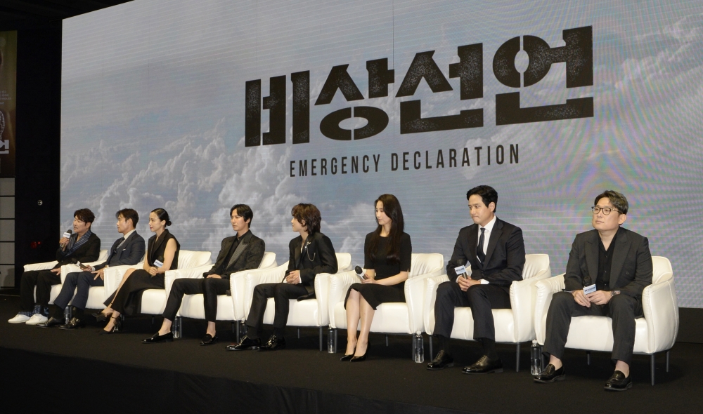 ▲20일 서울 중구 웨스틴조선호텔에서 열린 영화 '비상선언' 제작보고회가 진행되고 있다. 오른쪽부터 한재림 감독, 배우 박해준, 김소진, 임시완, 김남길, 전도연, 이병헌, 송강호. 조현호 기자 hyunho@ (이투데이DB)