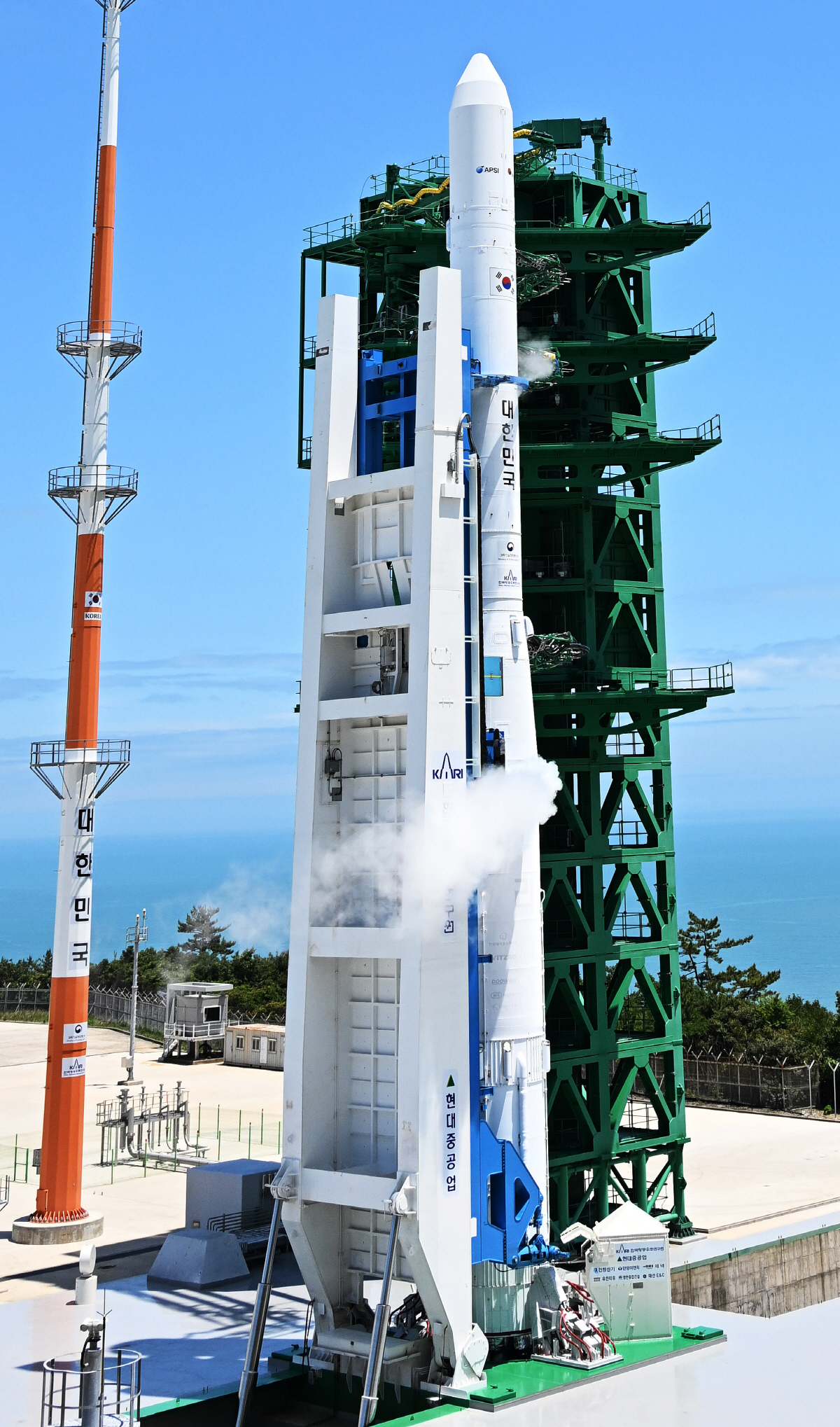 ▲한국형 발사체 누리호(KSLV-Ⅱ)의 2차 발사일인 21일 전남 고흥군 나로우주센터 발사대에 거치된 누리호에 연료와 산화제가 주입되고 있다. (연합뉴스)