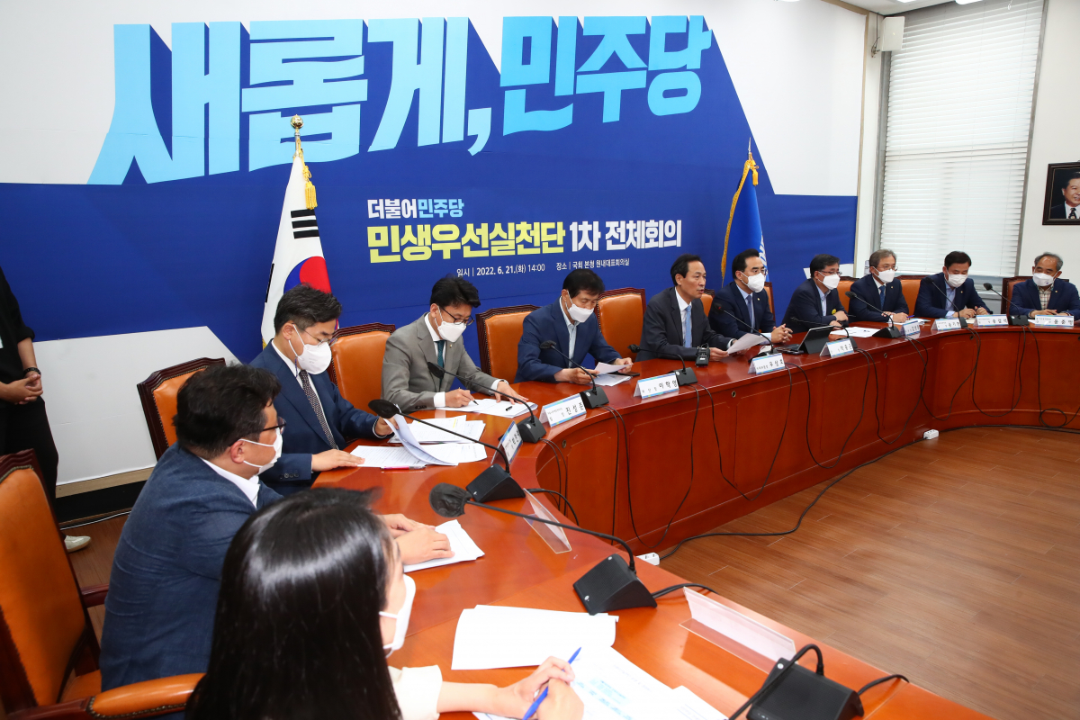 ▲더불어민주당 우상호 비상대책위원장이 21일 국회에서 열린 민생우선실천단 제1차 전체회의에서 발언하고 있다. (국회사진기자단)