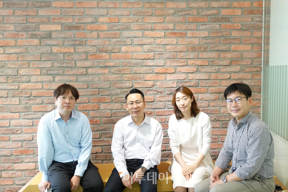 ▲동국제강 마케팅팀원 (왼쪽부터) 전상현 부장, 이윤노 팀장, 오현주 부장, 최남기 부장 (사진제공=동국제강)
