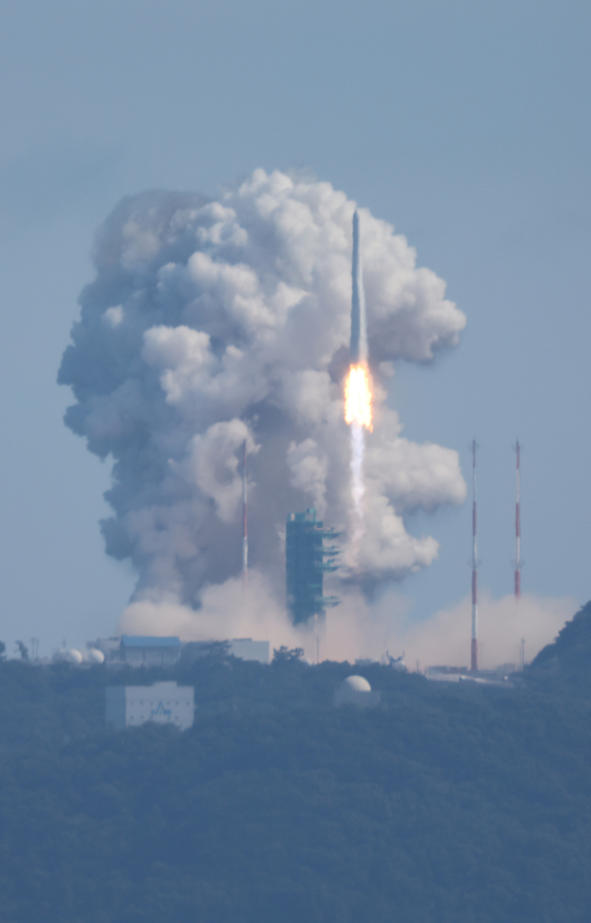 ▲국내 독자 기술로 개발된 한국형 발사체 누리호(KSLV-Ⅱ)가 21일 오후 전남 고흥군 나로우주센터에서 2차 발사되고 있다. (연합뉴스)