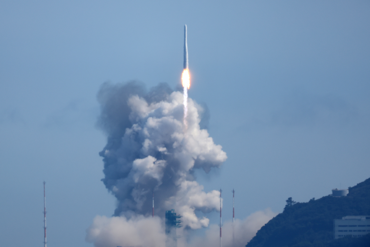 ▲국내 독자 기술로 개발된 한국형 발사체 누리호(KSLV-Ⅱ)가 21일 오후 전남 고흥군 나로우주센터에서 2차 발사되고 있다. (연합뉴스)