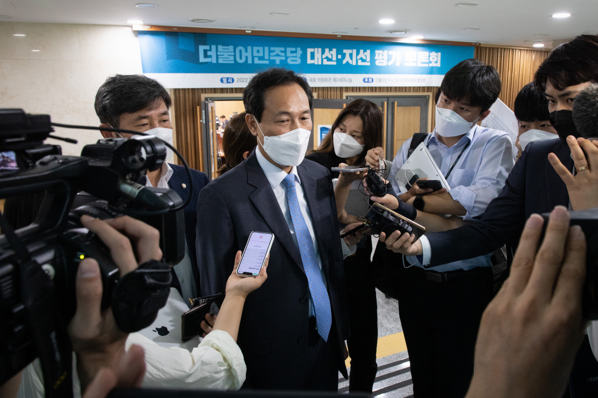 ▲우상호 더불어민주당 비상대책위원장이 21일 오후 서울 여의도 국회의원회관에서 열린 대선·지선 평가 토론회에서 취재진의 질문에 답변하고 있다. (국회사진기자단)