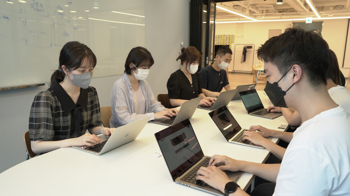 ▲한 기업 임직원들이 팀스파르타의 맞춤형 기업 코딩 교육 프로그램을 듣고 있다. (사진제공=팀스파르타)