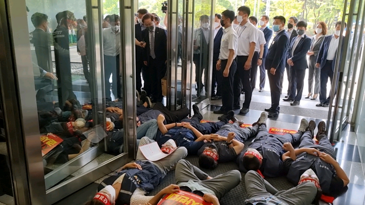 ▲21일 산업은행 노동조합원들이 강석훈 산업은행 회장의 출근 반대 시위를 하고 있는 모습 (산업은행 노동조합 )