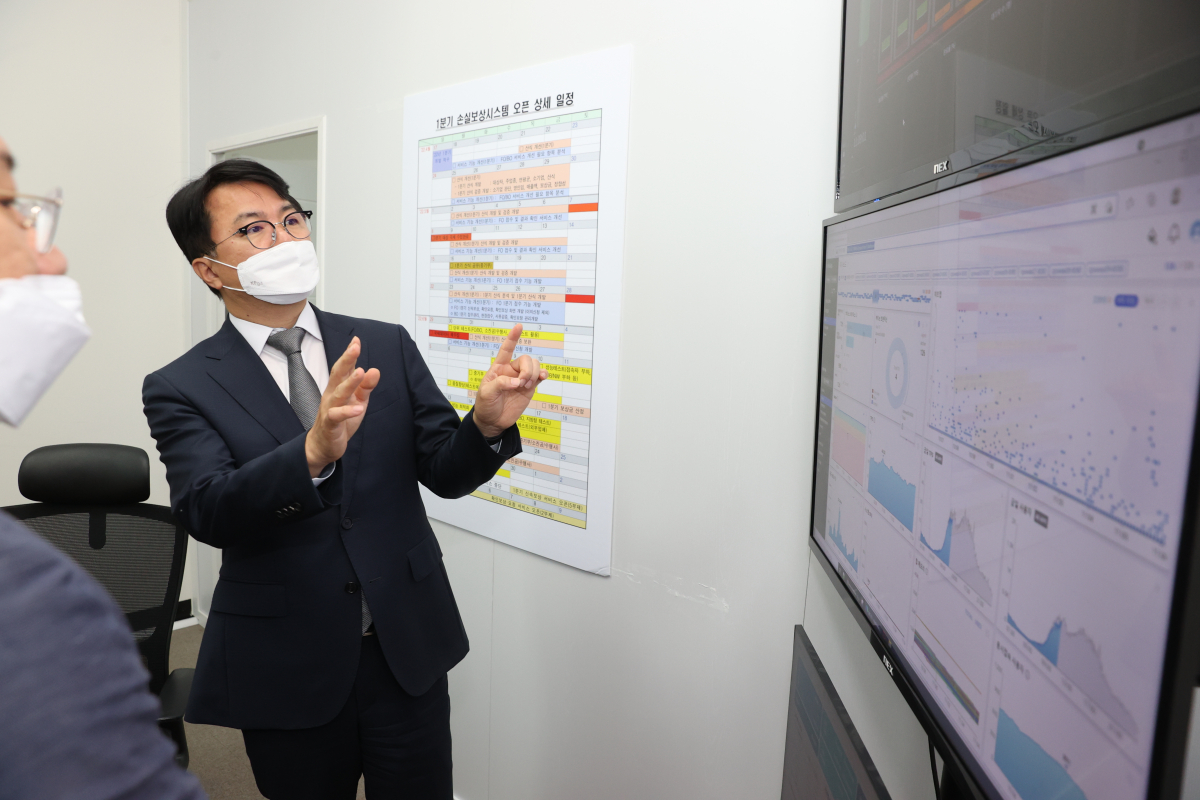 ▲조주현 중소벤처기업부 차관이 21일 세종시 손실보상 시스템 개발현장을 방문해 관계자로부터 설명을 듣고 있다. (사진제공=중소벤처기업부)