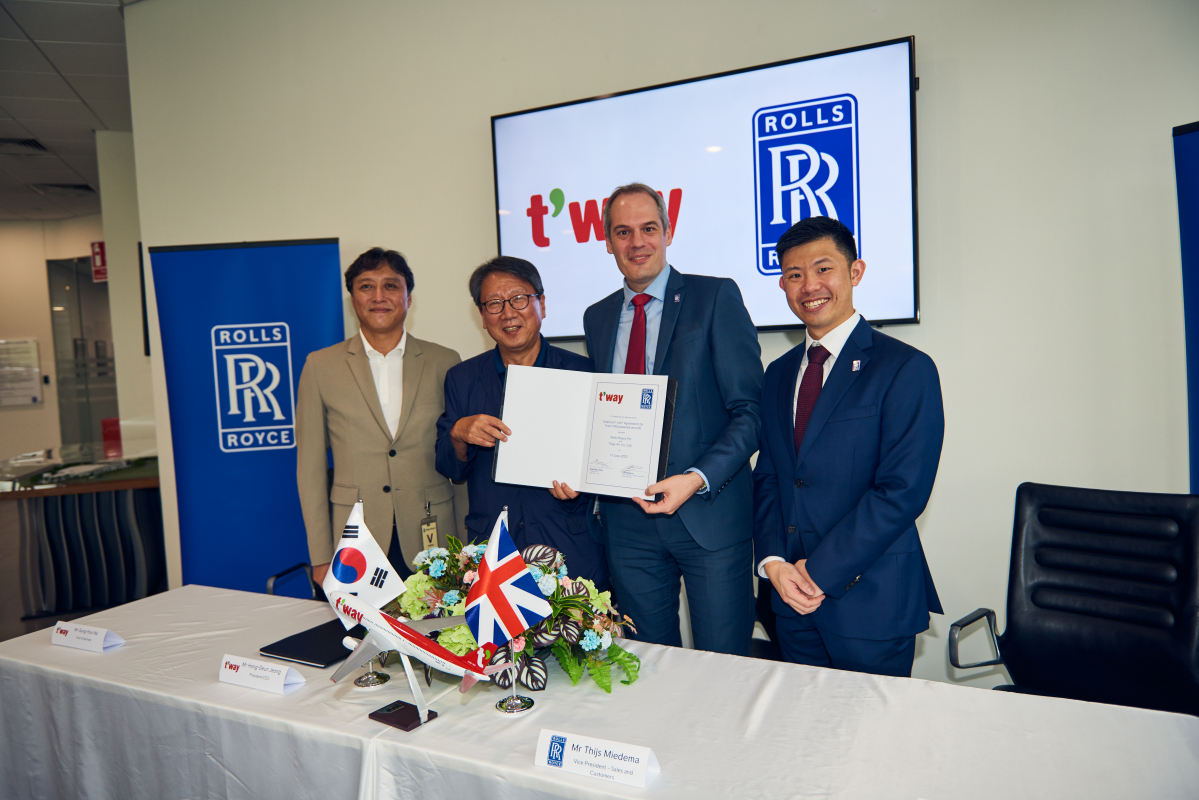 ▲왼쪽부터 나성훈 티웨이 부회장, 정홍근 티웨이 대표이사, 타이스 미데마(Thijs Miedema) 롤스로이스 아시아태평양 지역 판매 및 고객 담당 부사장, 벤 간 (Ben Gan)롤스로이스 아시아 태평양 지역 고객 마케팅 이사 (사진제공=티웨이항공)
