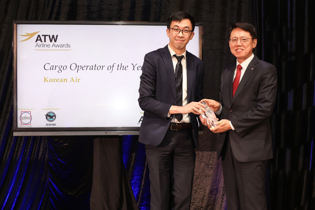 ▲엄재동 대한항공 화물사업본부장(오른쪽)이 첸 추안렌(Chen Chuanren) ATW 아태지역 편집장(Senior Editor)과 기념사진을 촬영하고 있다 (사진제공=대한항공)