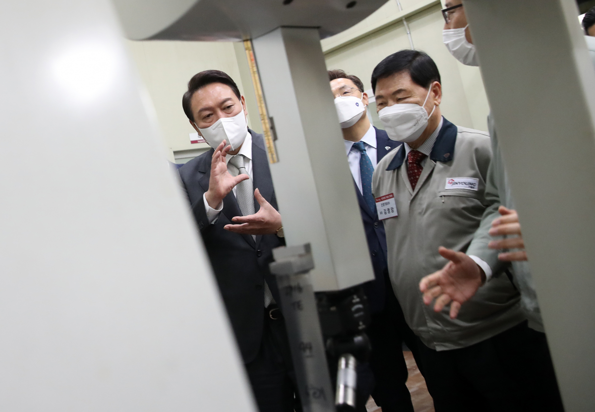 ▲윤석열 대통령이 지난 4월 21일 당선인 시절 경남 창원시 창원국가산업단지 내 원전 가스터빈 부품업체인 '진영TBX'를 방문해 공장 설비를 살펴봤다. (사진공동취재단)