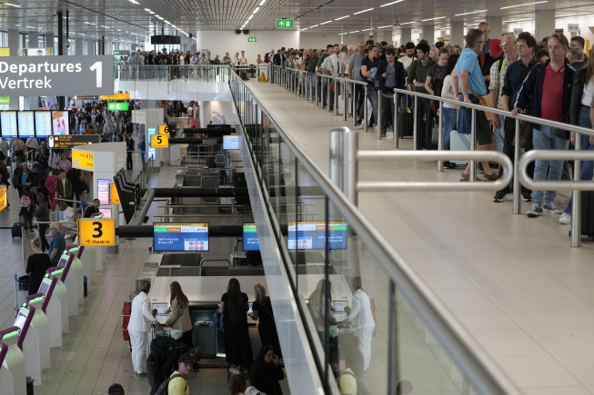 ▲21일(현지시간) 네덜란드 암스테르담의 스히폴공항에서 여행객들이 체크인을 하기 위해 줄을 서 있다. 암스테르담/AP뉴시스