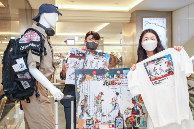 ▲서울 강남구에 위치한 현대백화점 무역센터점 6층에서 직원들이 콜라주 작품을 소개하고 있다. (사진제공=현대백화점)