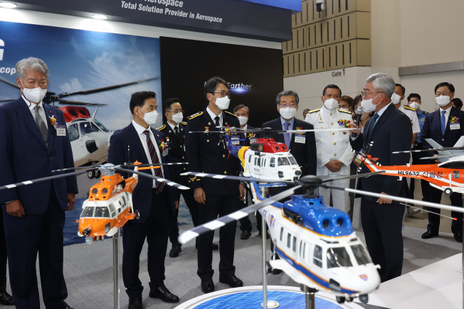 ▲2022 국제해양·안전대전 KAI 부스에서 수리온 파생헬기 모형이 전시되고 있다. (왼쪽부터)한국해양구조협회 김성태 회장, 한국해양대학교 도덕희 총장, 해양경찰청 서승진 차장, 한국해양과학기술원 김웅서 원장. (사진제공=KAI)