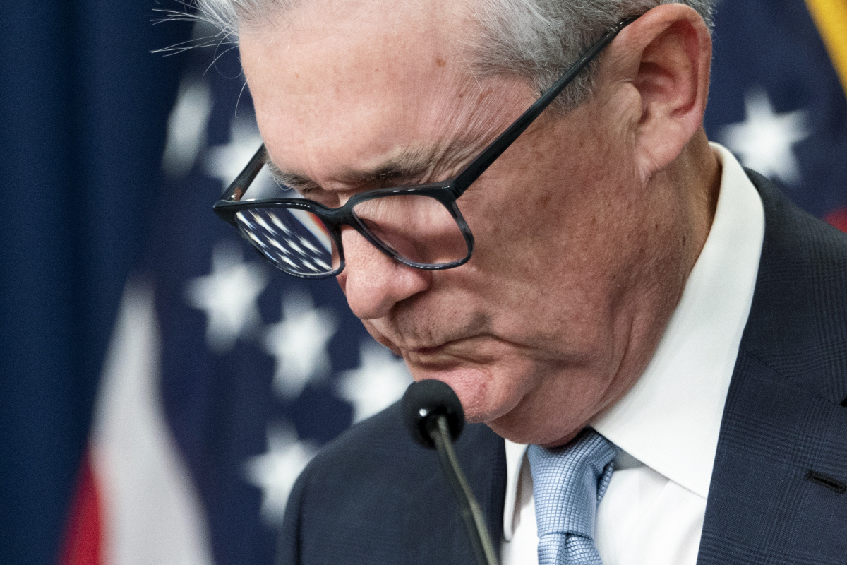 ▲제롬 파월 미국 연방준비제도(Fed·연준) 의장이 15일 기자회견을 준비하고 있다. 워싱턴D.C./AP뉴시스