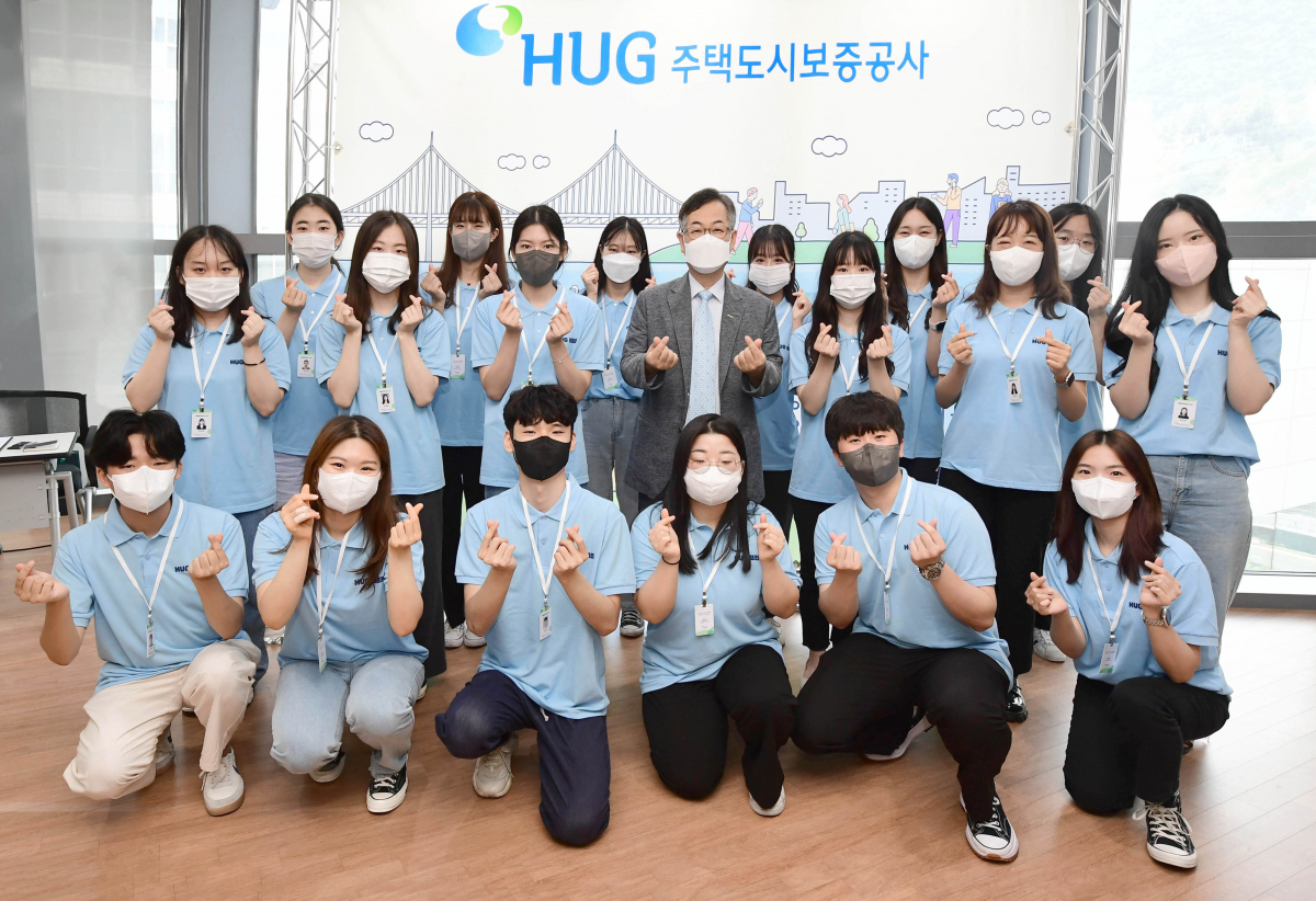 ▲권형택 HUG 사장(가운데)과 프렌즈 대학생 기자단 6기가 기념사진을 촬영하고 있다. (사진제공=HUG)